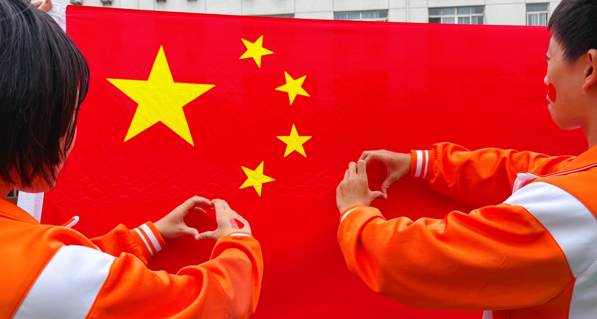 红旗映青春 同心庆华诞｜易飞特菁英学子共迎国庆